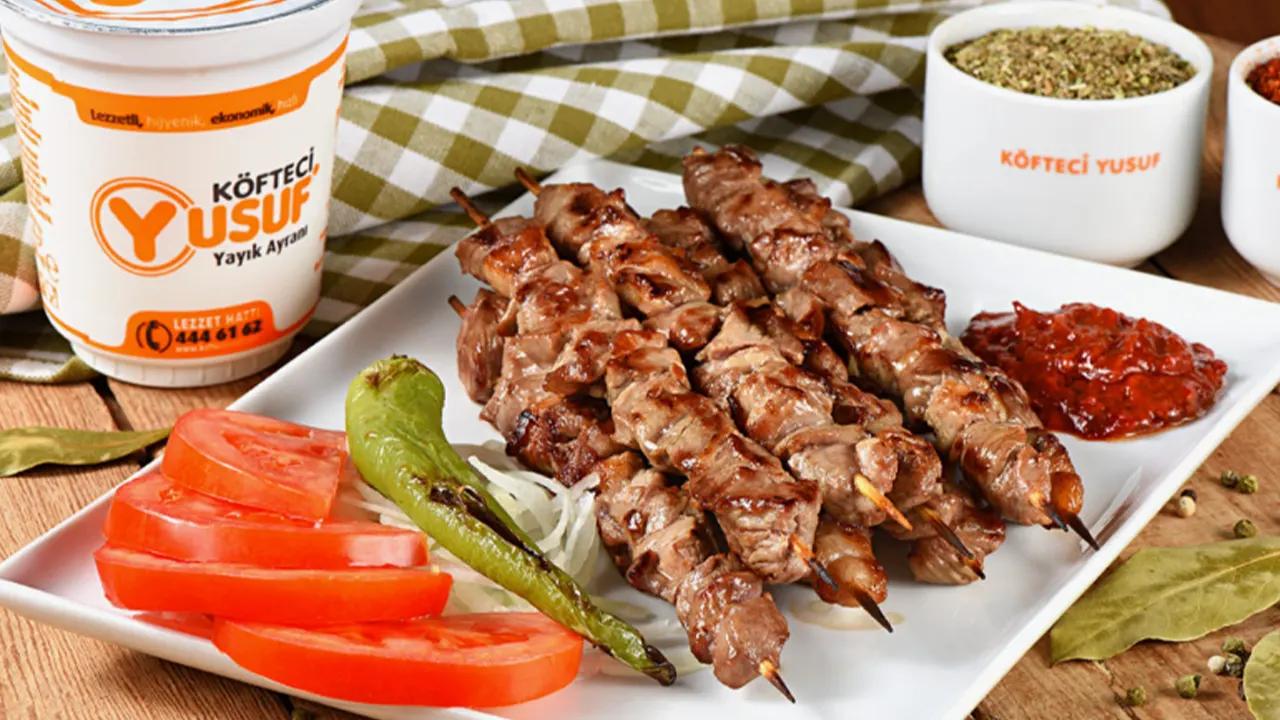 Köfteci Yusuf’un Ramazan menüsü farklı seçeneklerle müşterilerini bekliyor. İftar menüleri