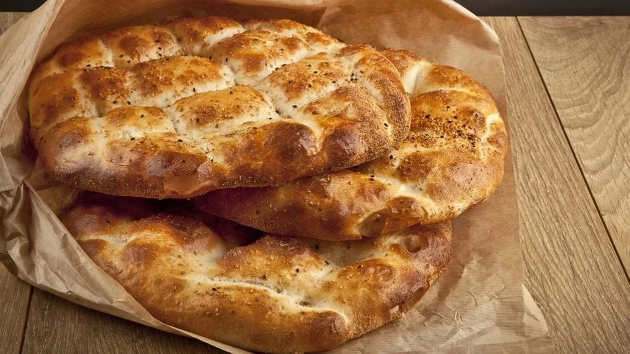 Ramazan ayında sahur ve iftar sofralarının vazgeçilmezi olan Ramazan pidesinin