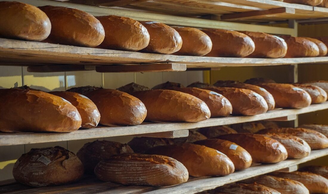 Ankara Etimesgut’ta bir süpermarket, bir gün önceden kalan ekmekleri 6